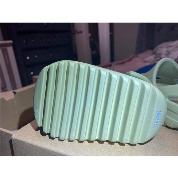 Yezzy slides size 5 - Picture 2 of 4